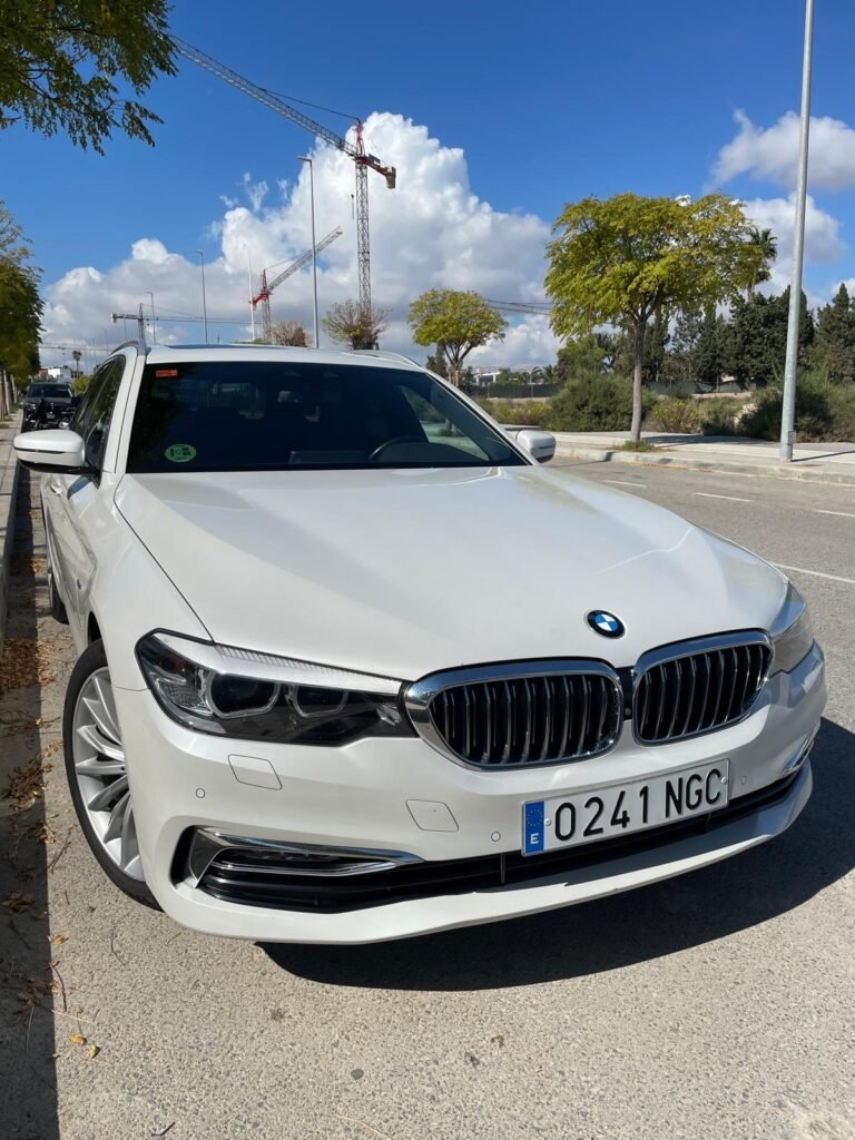 BMW 520 Segunda Mano, Automático Luxury Line de en Alicante 1 Vista frontal del BMW Serie 5 G31 520d automático de segunda mano. Vehículo BMW de ocasión disponible en XDrive Automoción, concesionario especializado en BMW en Alicante.